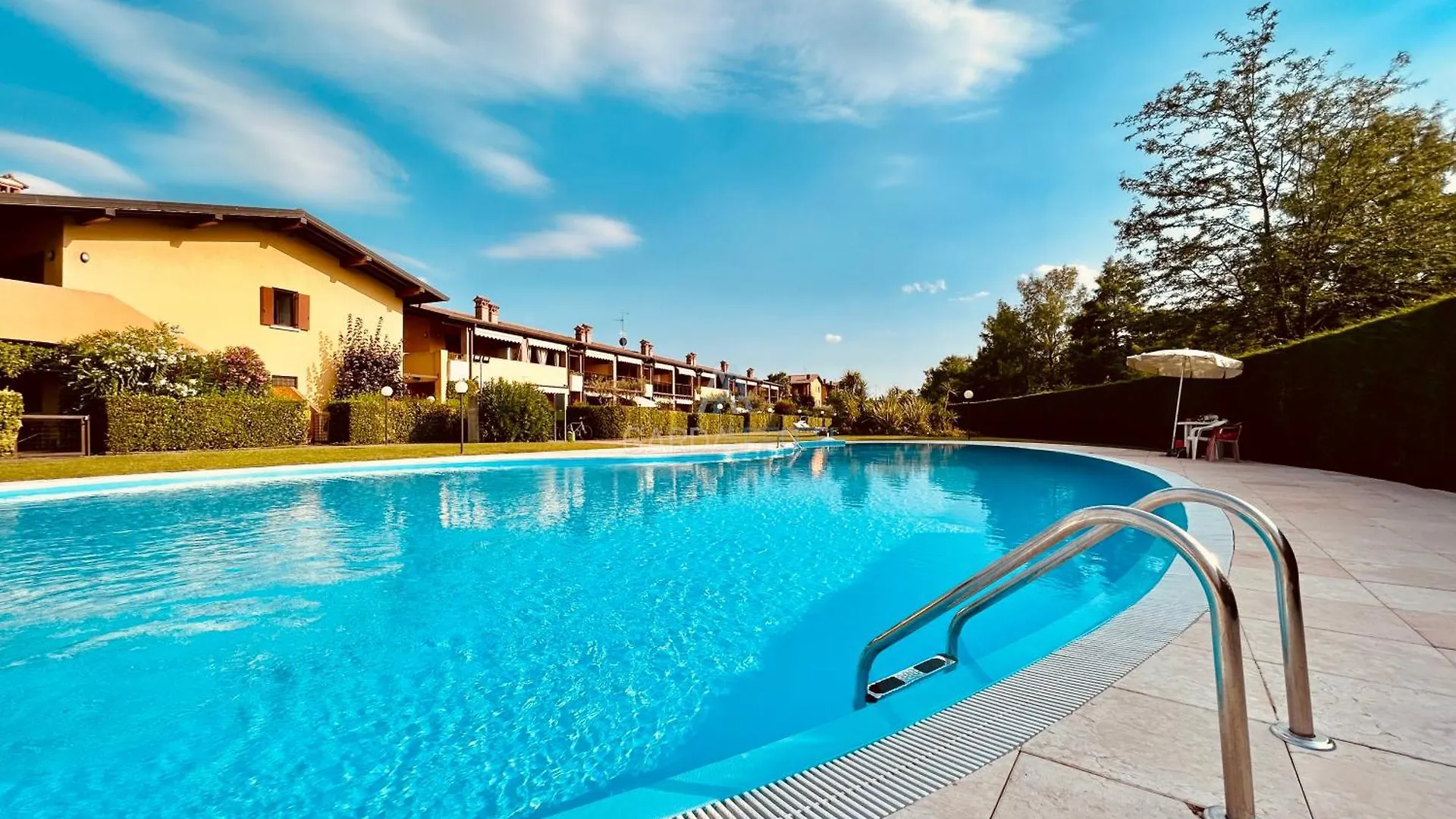 Topazio Apartment - Vista Piscina A 150M Dal Lago Sirmione Italy
